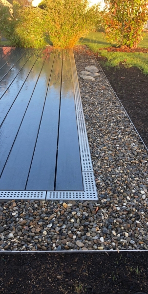 Entwässerungsrinnenset mit 1 x Rinne (Poolrinne) Superflach V4A mit Ablaufstutzen, 2 Endstücke, 1 Dichtmittel, 1 Schnurwasserwaage