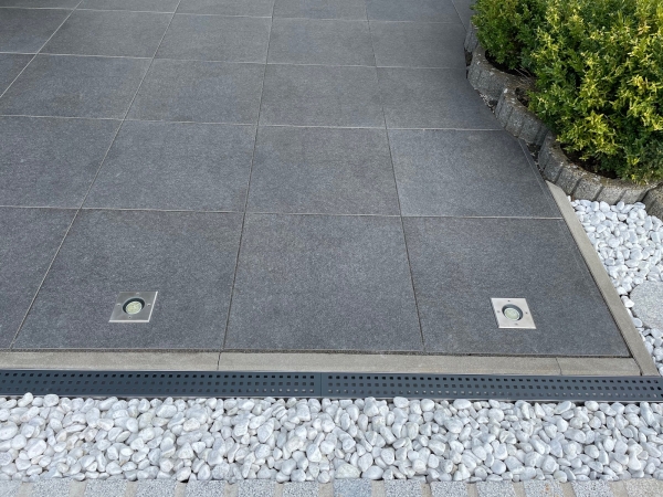 Entwässerungsrinne Edelstahl 1 Meter mit Ablaufstutzen, Rost Anthrazit Quadratlochung, Bauhöhe 60 bis 80mm höhenverstellbar